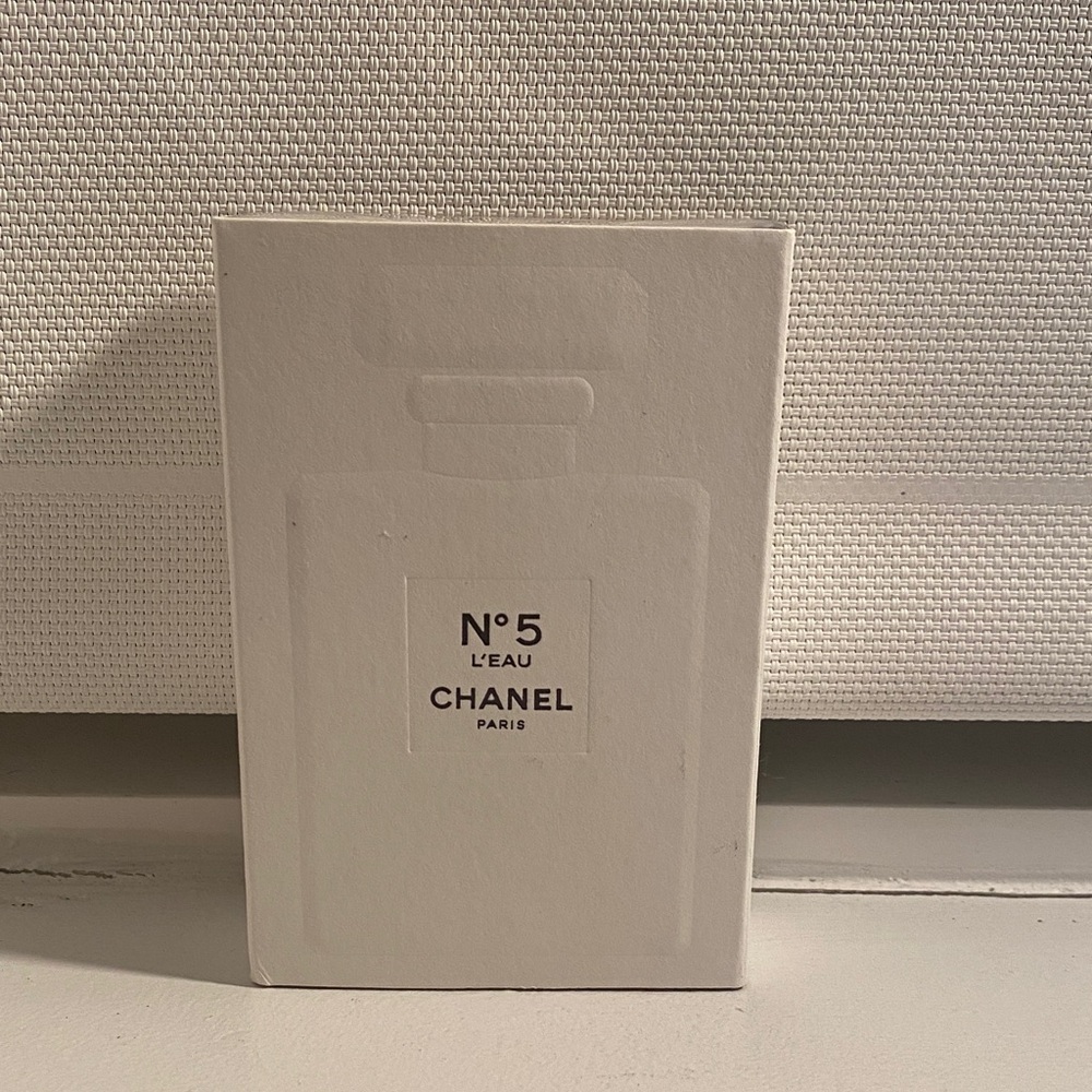 CHANEL N°5 L'EAU White and Black Minimalist Box 50ml